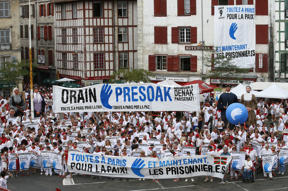 À 12 h 30, une centaine de personnes s'est réunie pour une photo géante, place Saint-André, à l'appel des Artisans de la paix. ©Bob EDME