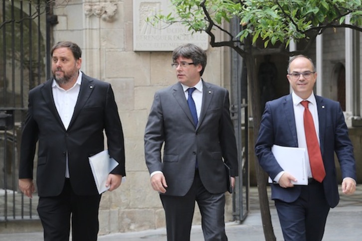 El president, Carles Puigdemont (c), y Jordi Turull (d), acompañados por Oriol Junqueras. (Ruben MORENO GARCÍA/AFP)