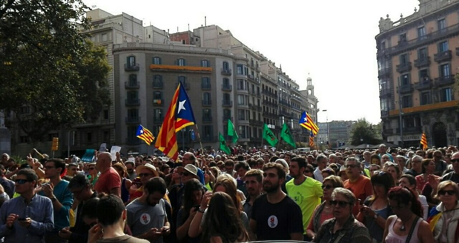La multitud ha cortado las vías principales de Barcelona. (@iontelleria)