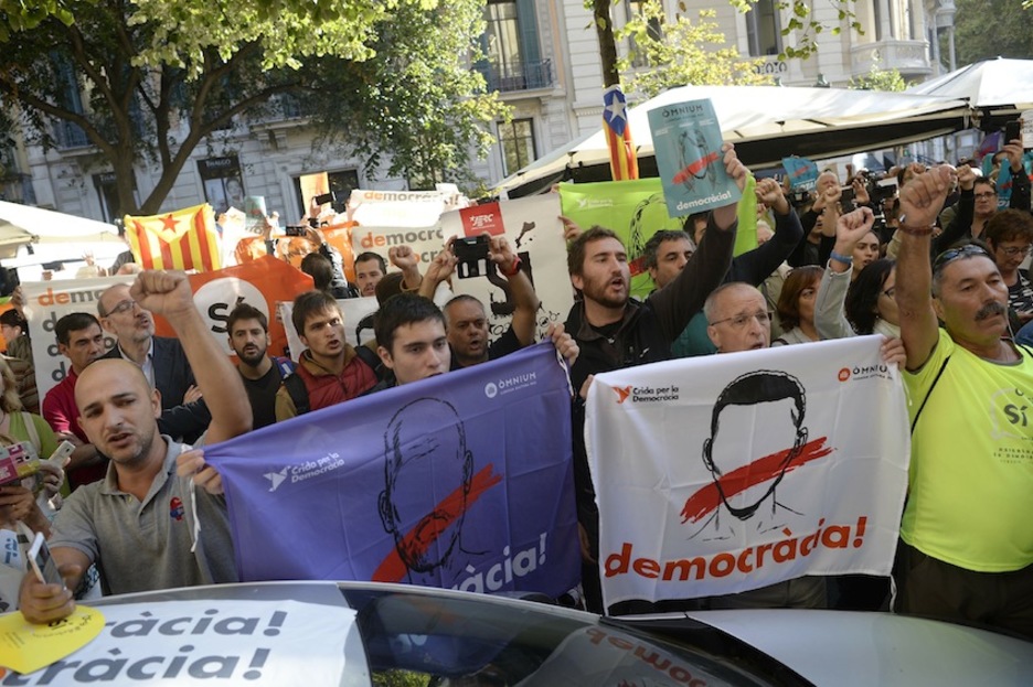 Reivindicando democracia ante la Conselleria de Economía. (Josep LAGO/AFP)