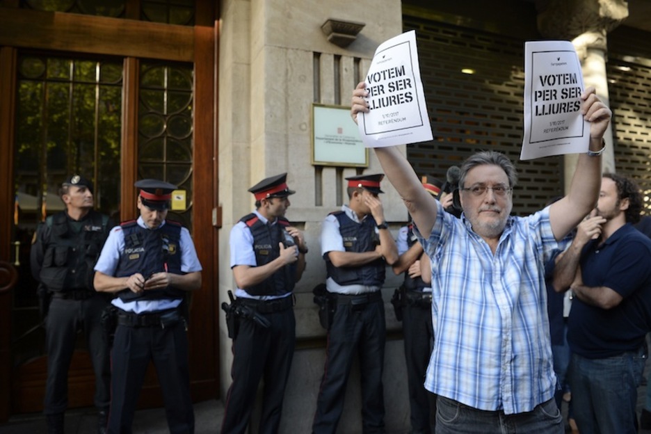 Un hombre exige democracia ante la Conselleria de Exteriores. (Josep LAGO/AFP) 