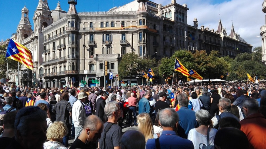 Una multitud ante las dependencias de la Generalitat. (@iontelleria)