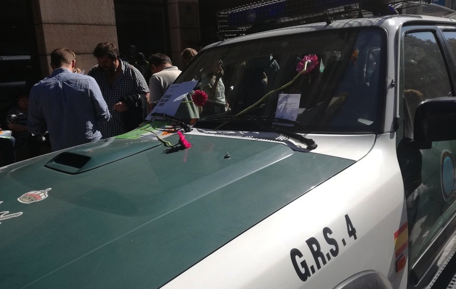 Papeletas y claveles en un patrol de la Guardia Civil. (@Ion_Salgado)