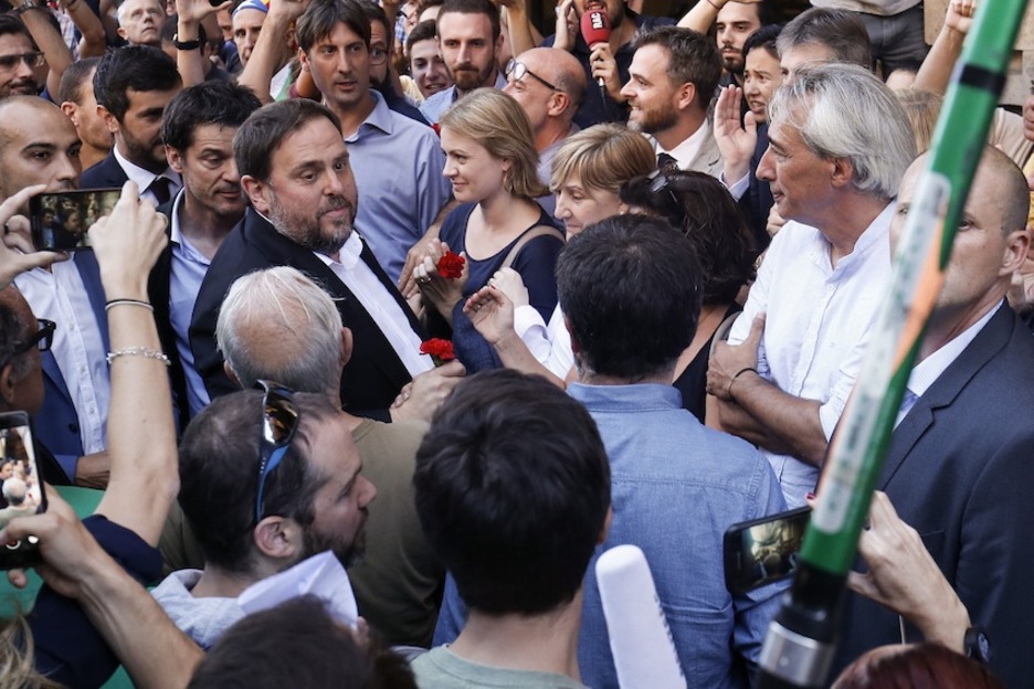 El vicepresident, Oriol Junqueras, llega a la sede de la Conselleria de Economía. (Pau BARRENA/AFP)