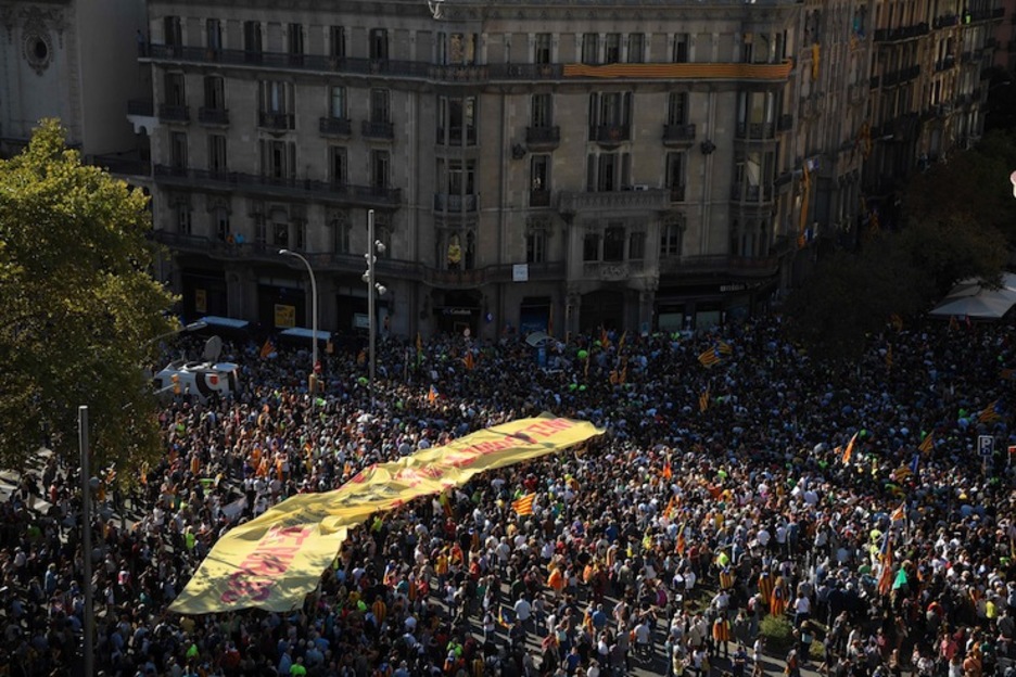 La multitud sostiene una pancarta que reza «Welcome to the Catalan Republic». (Lluis GENE/AFP)