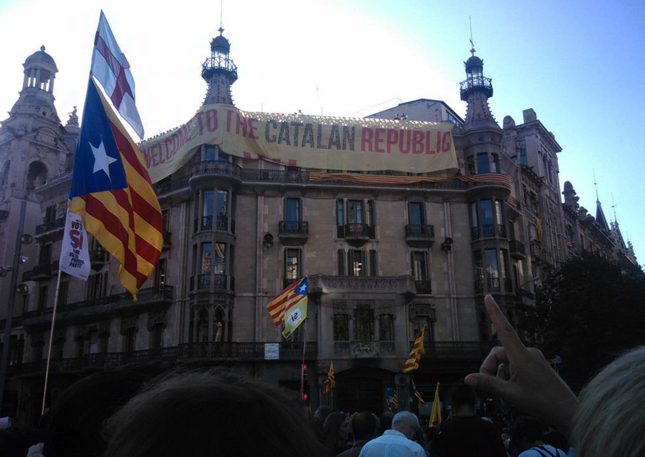 La pancarta «Welcome to the Catalan Republic», en la sede de la Conselleria de Economía. (@iontelleria)