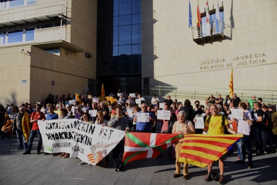 En Donostia se han concentrado frente al Palacio de Justicia. (Andoni CANELLADA/ARGAZKI PRESS)