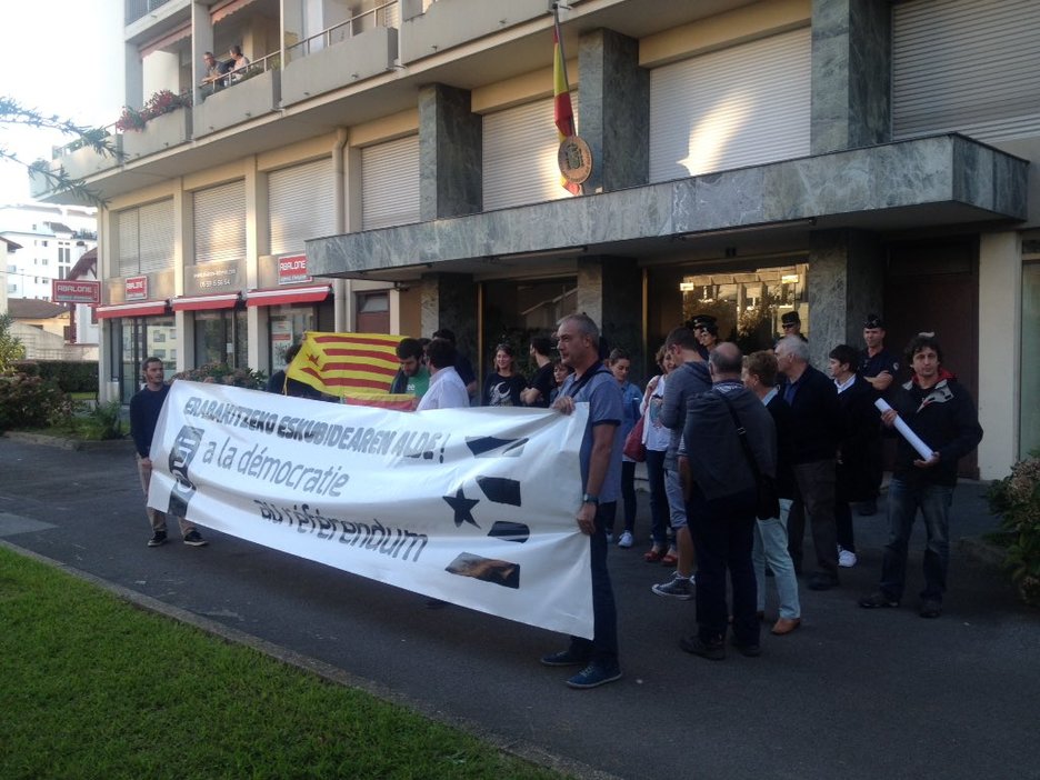 Protesta frente al Consulado español en Baiona. (@ArgitxuDufau)
