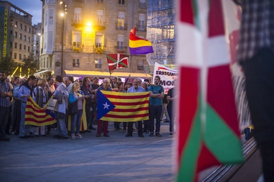 En la concentración de Gasteiz se han podido ver diferentes banderas: ikurriñas, esteladas, republicanas... (Jaizki FONTANEDA/ARGAZKI PRESS)