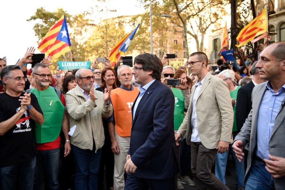 El president Puigdemont, aplaudido a su llegada. (Josep LAGO/AFP)