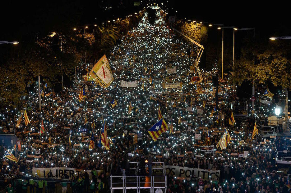Manifestazio amaierako irudi ikusgarrietako bat. (Josep LAGO | AFP)