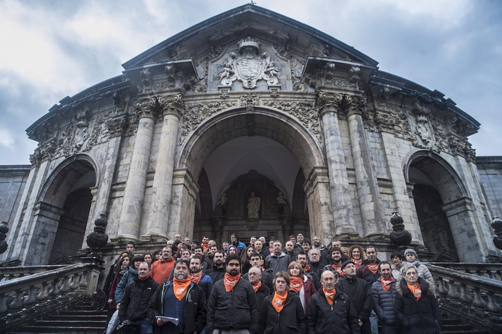 Comparecencia de los condenados y Eleak ante la basílica de Loiola. (Jon URBE | ARGAZKI PRESS)