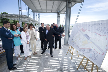Las entonces presidenta navarra, Yolanda Barcina, y la ministra española de Fomento, Ana Pastor, presentan en 2012 en Etxabakoitz el proyecto de estación del TAV de Iruñerria. (Iñigo URIZ/FOKU)