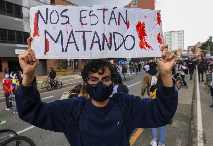 Un manifstante denuncia la violencia policial en una marcha en Bogotá. (Juan BARRETO/AFP)