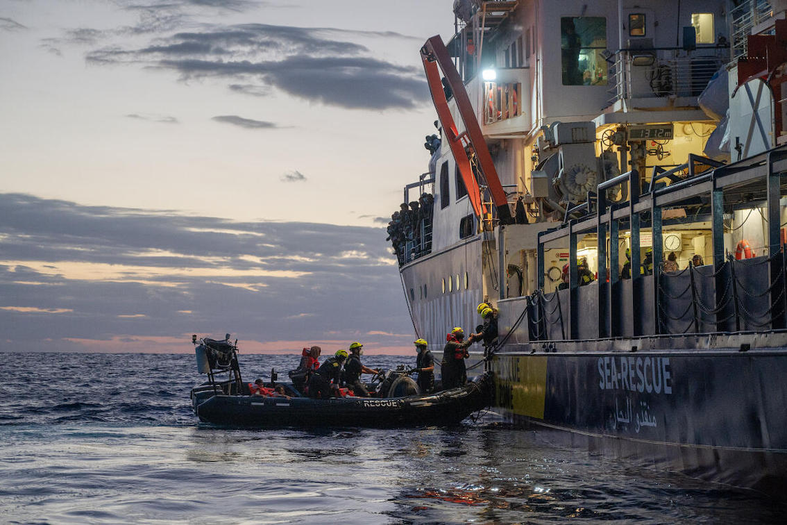 Cerca De Un Millar De Migrantes Esperan Permiso Para Desembarcar En Un