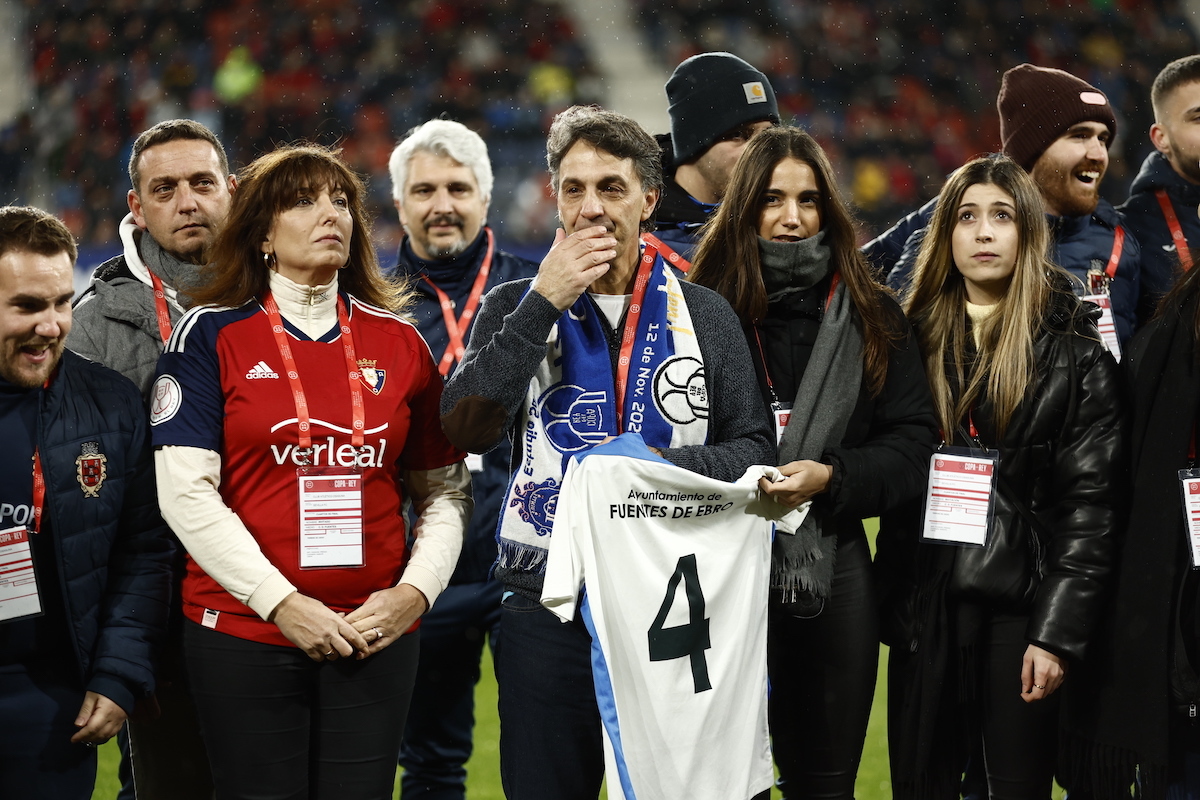 Osasuna Entrega La Medalla De La Final De Copa A La Familia De Luismi