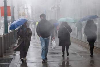 Personas bajo la lluvia y el frío de Manhattan, en Nueva York.