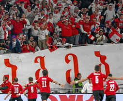 Los jugadores de Georgia celebran su primera clasificación para una Eurocopa.