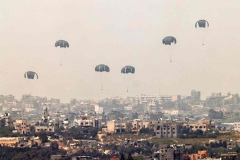 Un lanzamiento aéreo de ayuda humanitaria sobre el asediado territorio palestino.  