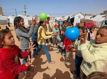 Un grupo de niños y niñas juegan con una pelota en una de las actividades organizadas para ellos el campo de desplazados de Rafah.