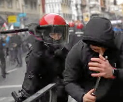 Imagen del vídeo de «Gasteiz hoy» en el que un uniformado aporrea a su compañero infiltrado.