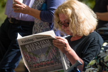 Una señora lee el periódico el 14 de septiembre de 2022, en Londres.
