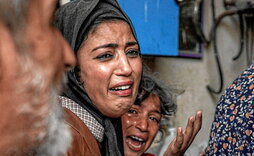 Una mujer y su hija desconsoladas tras el bombardeo israelí en Nuseirat, en el centro de la Franja de Gaza.