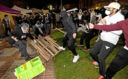 Asaltantes proisraelíes atacan con palos y espráis el campamento de solidaridad con Palestina en el campus de la UCLA.