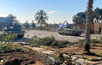 La Brigada 401 del Ejército israelí izó la bandera de Israel en el lado palestino de Gaza