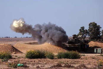 El Ejército israelí dispara contra Gaza desde territorio israelí.