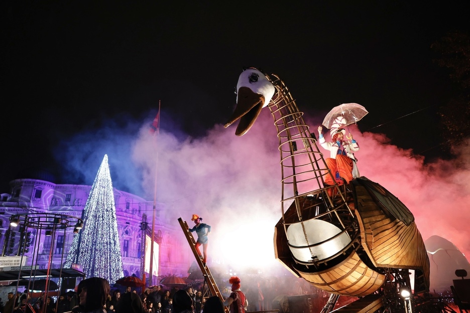 Mari Domingi antzar baten gainean heldu zen Bilboko Arriaga plazara. Mari Domingi antzar baten gainean heldu zen Bilboko Arriaga plazara.