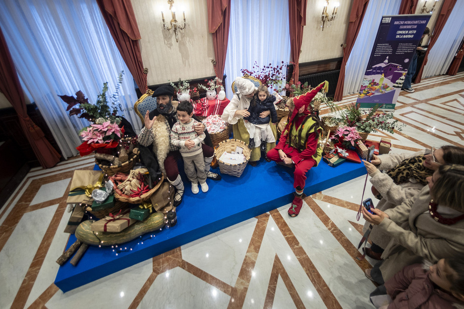 Gasteizen ere Olentzerok eta Mari Domingik haurren gutunak jaso dituzte. Gasteizen ere Olentzerok eta Mari Domingik haurren gutunak jaso dituzte.