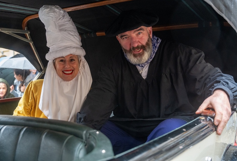 Donostiako kaleetatik ibilaldia kotxez egin dute. Donostiako kaleetatik ibilaldia kotxez egin dute.