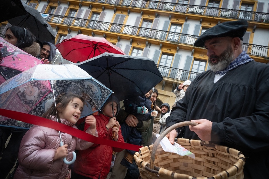 Olentzero Donostian, haurren eskutitzak saskian sartzen. Olentzero Donostian, haurren eskutitzak saskian sartzen.