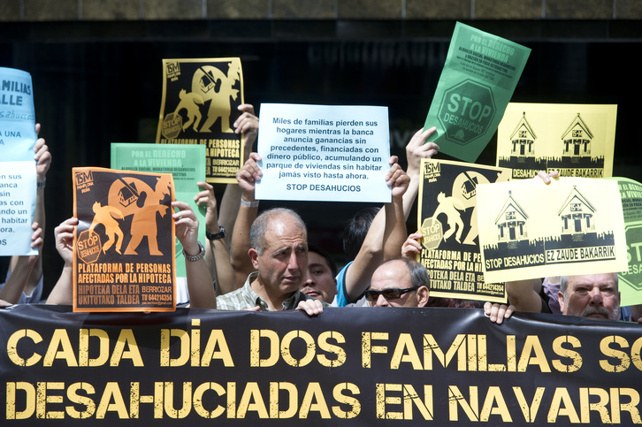 Concentración contra las ejecuciones hipotecarias frente a la sede de Caja Navarra (Iñigo URIZ/ARGAZKI PRESS)