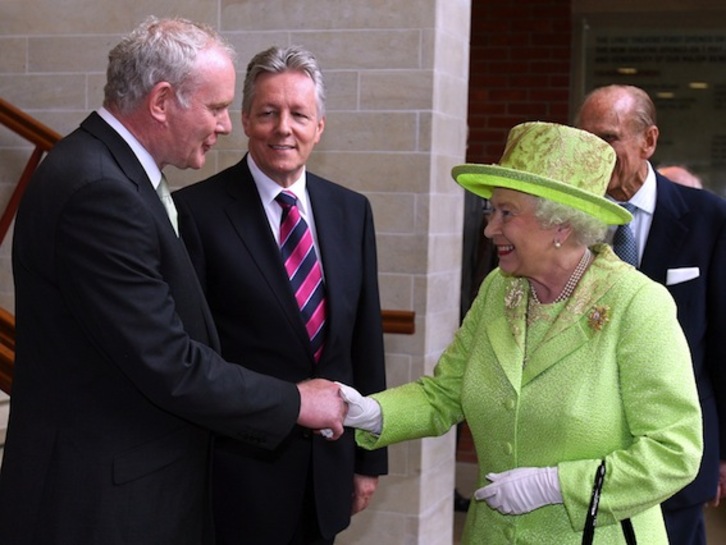 Martin McGuinness eta Isabel II.aren arteko bostekoa. (Paul FAITH/AFP PHOTO)