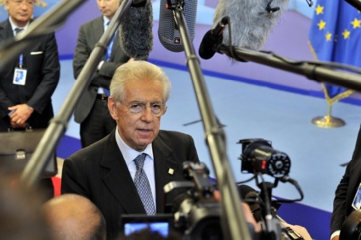 El presidente italiano, Mario Monti, comparece ante los medios tras cerrarse el acuerdo. (Georges GOBET/AFP) 