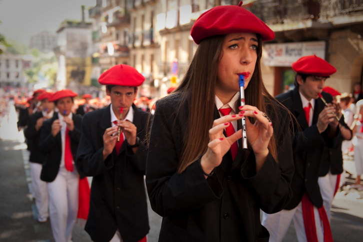 El Alarde mixto desfila por las calles de Irun. (Gari GARAIALDE / ARGAZKI PRESS)