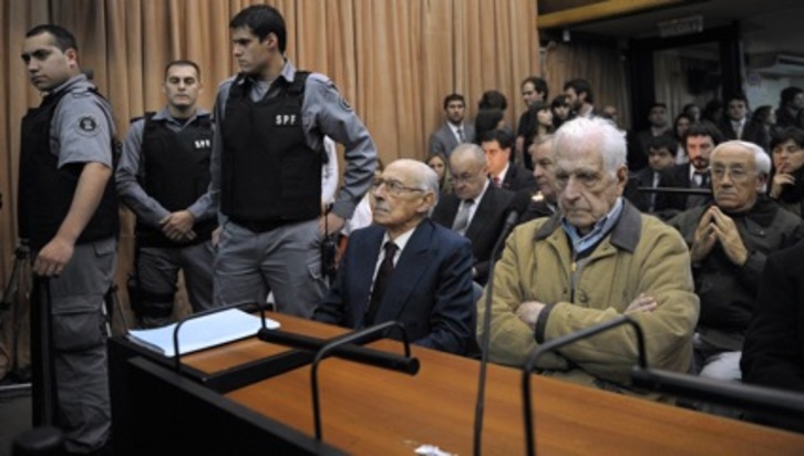 Jorge Videla, a la izquierda, junto al exgeneral Reynaldo Bignone, antes de escuchar el veredicto. (Juan MABROMATA/AFP) 