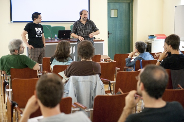 Una mesa redonda de UEU en Eibar. (Jon HERNÁEZ/ARGAZKI PRESS)