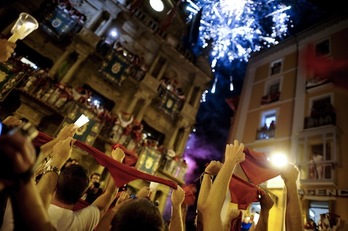 Miles de personas han despedido los Sanfermines en el ‘Pobre de mí’. Lander FDZ.ARROIABE | ARGAZKI PRESS