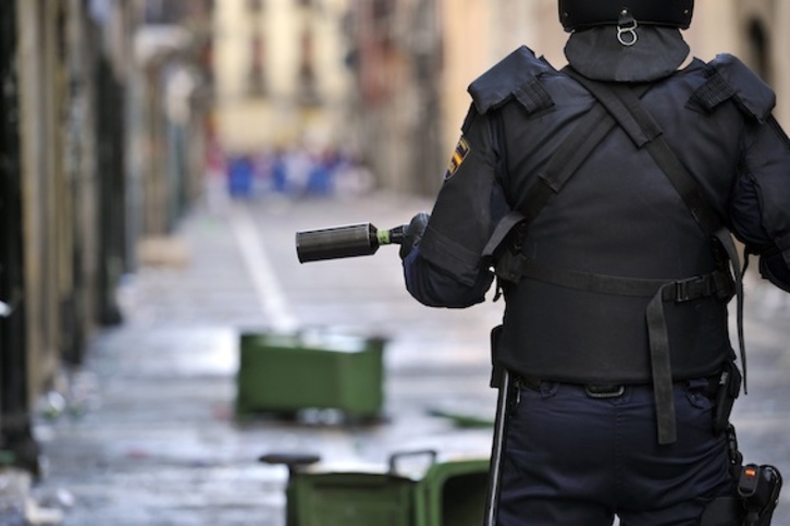 Un policía español durante las cargas contra el encierro de la villabesa, en los últimos San Fermines. (Idoia ZABALETA/ARGAZKI PRESS)