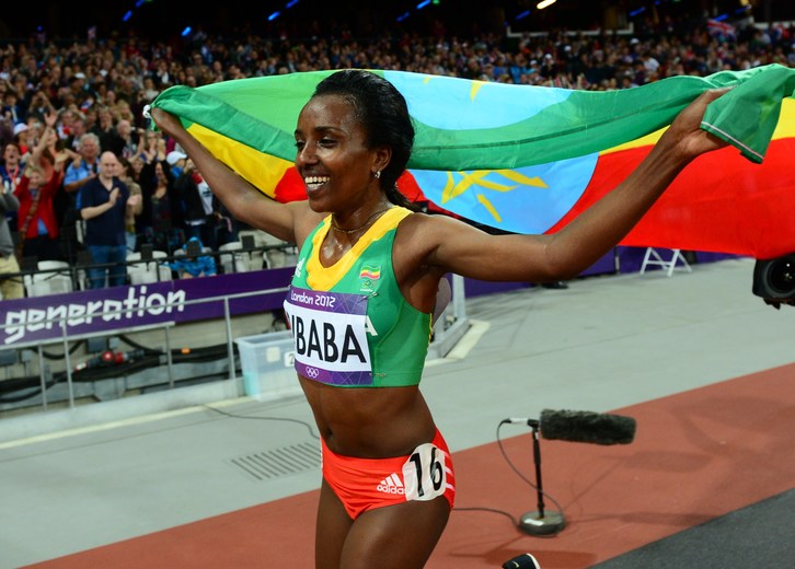 Dibaba celebra su victoria. (Franck FIFE / AFP)