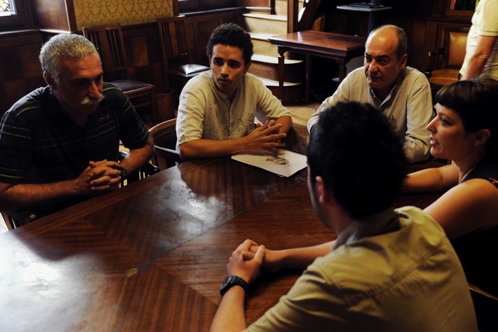 Reunión en Donostia entre el diputado general de Gipuzkoa, Martin Garitano, y familiares de Uribetxeberria y representantes de Herrira y Etxerat. (Jagoba MANTEROLA/ARGAZKI PRESS) 