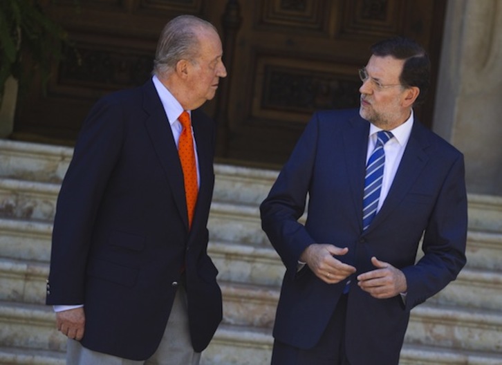 El presidente del Gobierno español, Mariano Rajoy, departe con Juan Carlos de Borbón. (Jaime REINA/AFP PHOTO)