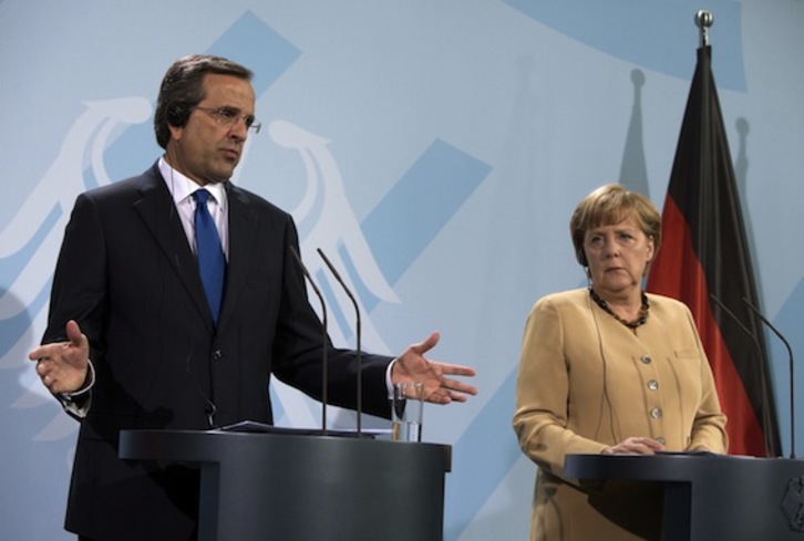 El primer ministro de Grecia, Antonis Samarás, con la canciller alemana, Angela Merkel. (David GANNON/AFP)