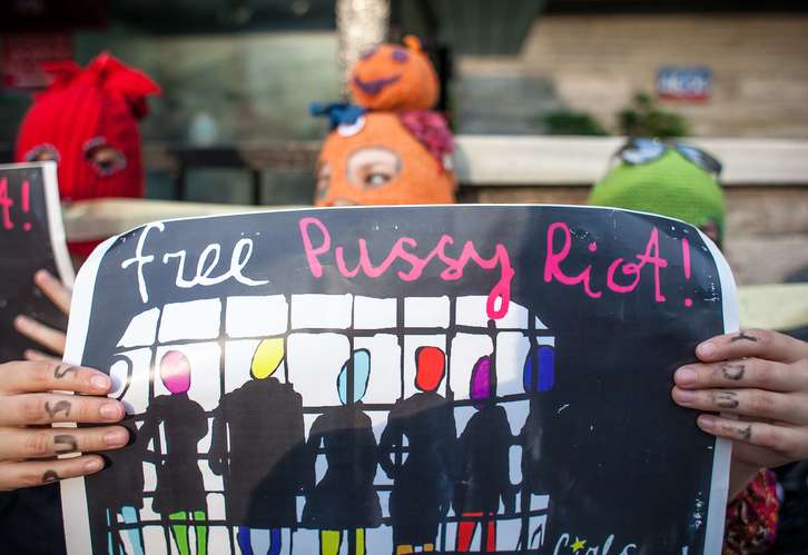 Las protestas reclamando la puesta en libertad de las integrantes de Pussy Riot se han multiplicado a raíz de la condena. (Wojtej RADWONSKY / AFP)