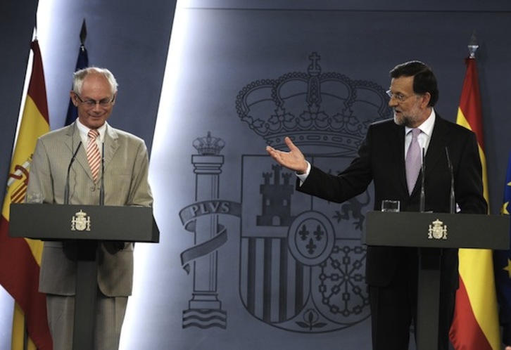 El presidente del Consejo Europeo, Herman Van Rompuy, con el presidente del Gobierno español, Mariano Rajoy, durante la rueda de prensa que han ofrecido en Madrid. (	Dominique FAGET/AFP)