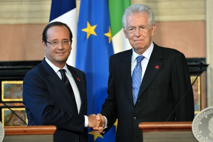 El presidente francés, François Hollande, con el primer ministro italiano, Mario Monti, en la rueda de prensa posterior a la reunión que han mantenido en Roma. (Andreas SOLARO/AFP)