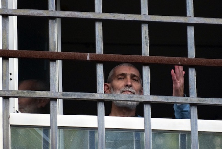 El preso Iosu Uribetxebarria, en el Hospital Donostia, durante su ingreso en 2012. (Juan Carlos RUIZ/ARGAZKI PRESS)
